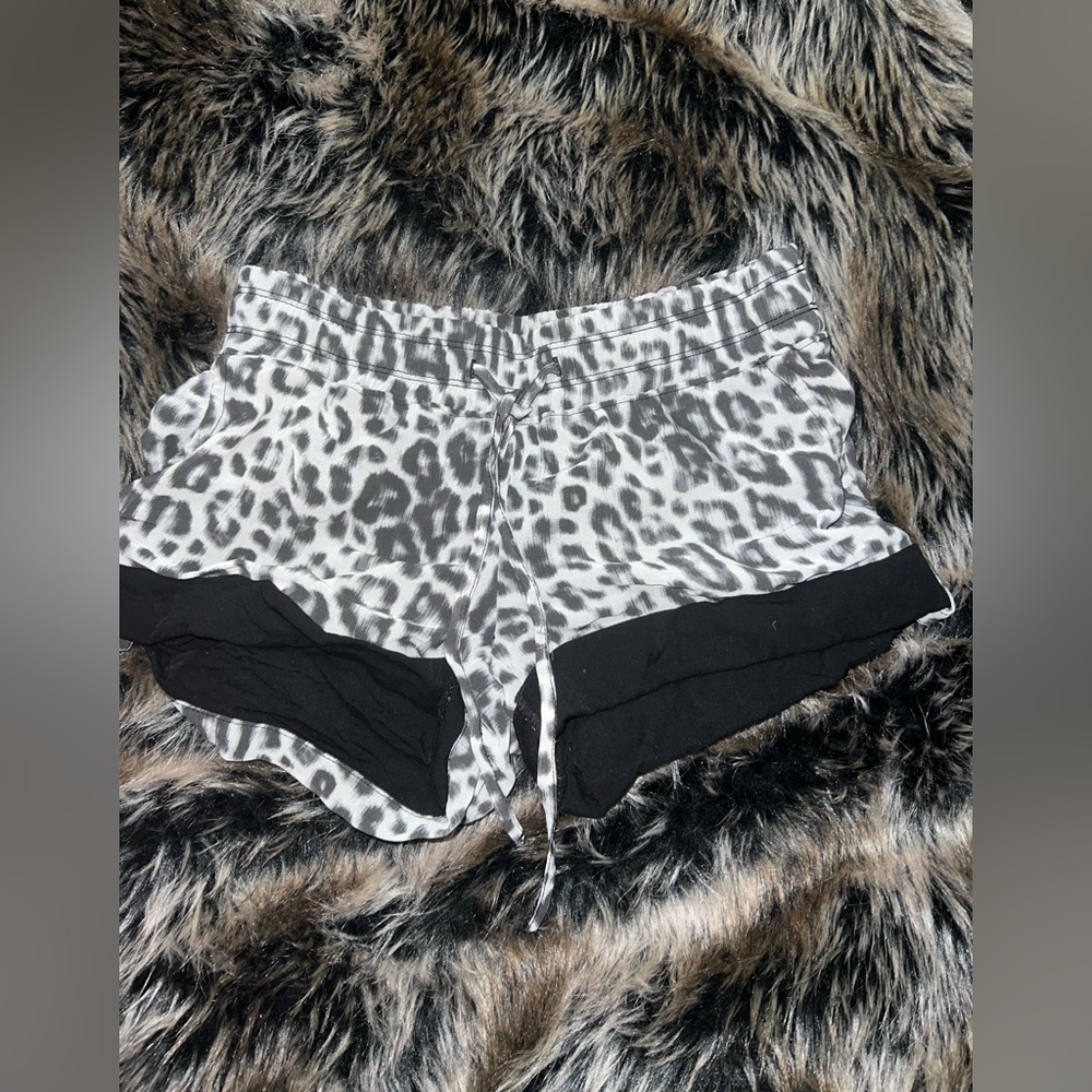 Guess leopard shorts Sz XS